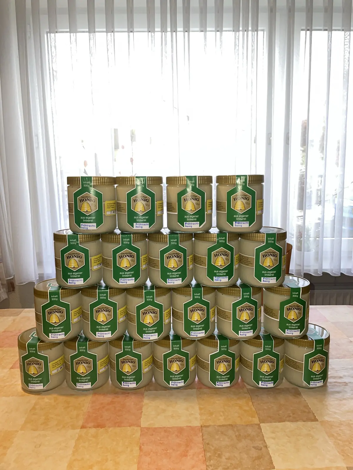 Gestapelte Gläser der Gelbes Glas Imkerei